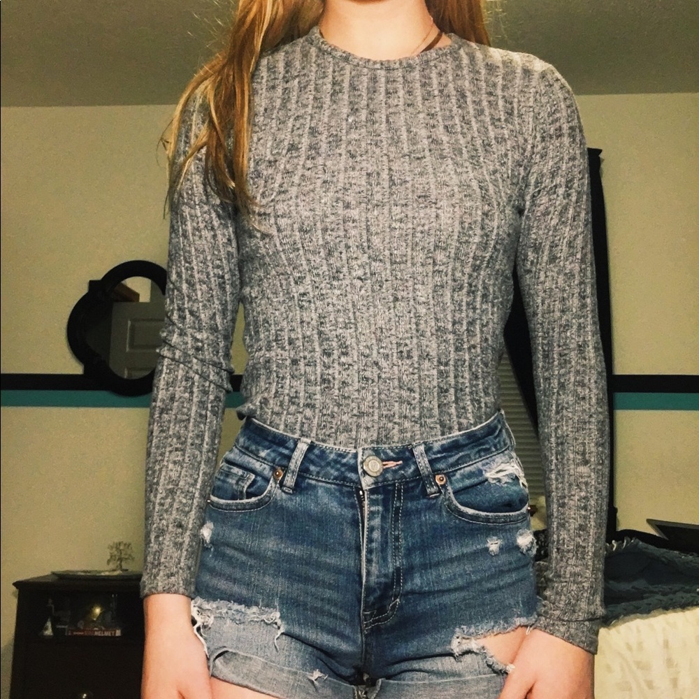 gray long sleeve crewneck